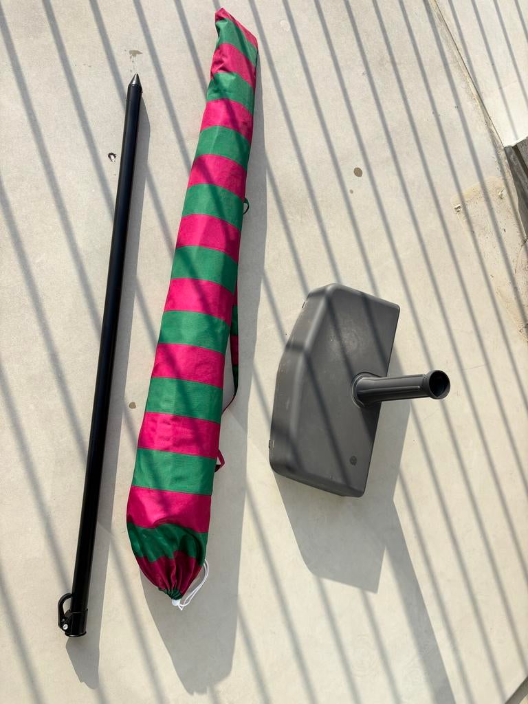 Zo goed als nieuwe Parasol met voet - Roze/Groen gestreept, Tuin en Terras, Ophalen, Zo goed als nieuw, 1 tot 2 meter, Stokparasol