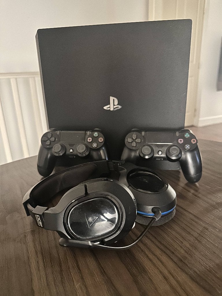 Playstation 4 Pro en  2 controllers + headset en ufc 3 spel, Met 2 controllers, Ophalen of Verzenden, 1 TB, Pro