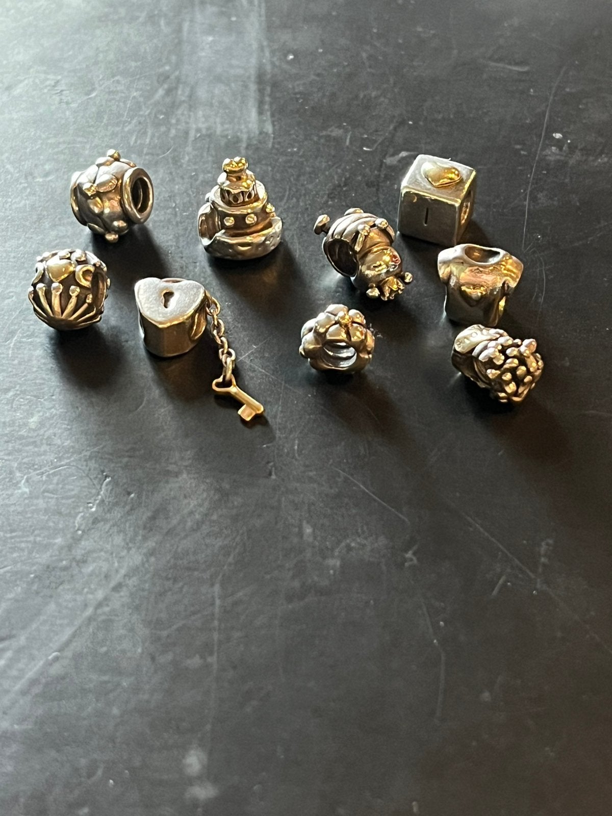 Pandora bedels met goud details koopje., Pandora, Ophalen of Verzenden, Zo goed als nieuw, 4 bedels of meer