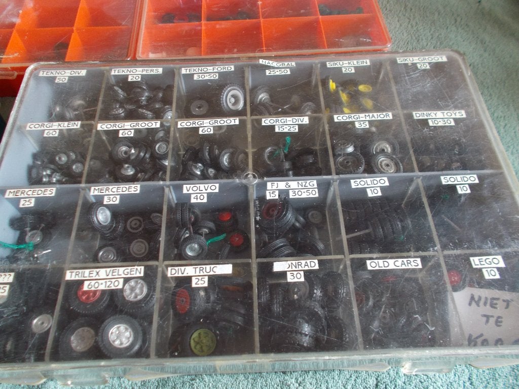 Dinky Toys, Corgi Toys e.a 8 BOXEN MET BANDJES/VELGEN (-C-), Ophalen of Verzenden, Gebruikt, Auto, Dinky Toys