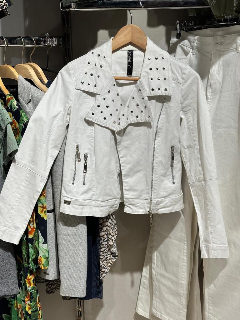 Witte spijkerjas met studs - Maat M, Ophalen of Verzenden, Zo goed als nieuw, Maat 38/40 (M), Wit