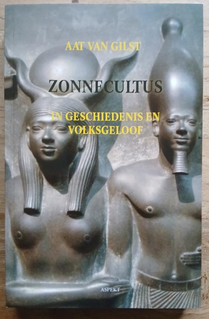 Aat van Gilst, Zonnecultus (In geschiedenis en volksgeloof), Ophalen of Verzenden, Zo goed als nieuw