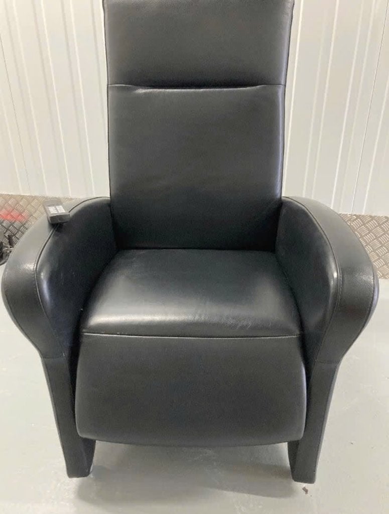 Luxe design relax- /sta op-fauteuil, Well-Fair, leer, zgan., Huis en Inrichting, Ophalen, Zo goed als nieuw, 50 tot 75 cm, Strak design