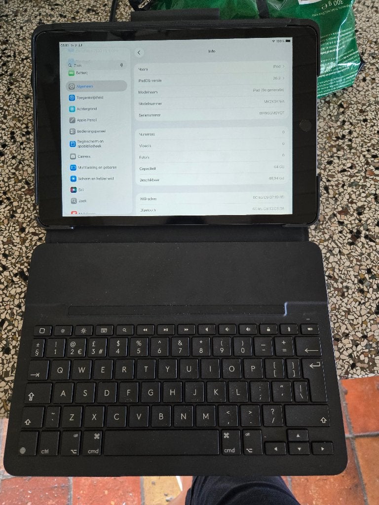 Ipad 9e generatie niet gebruikt met Logitech toetsenbord, Computers en Software, Apple iPads, 10 inch, Apple iPad, Ophalen of Verzenden