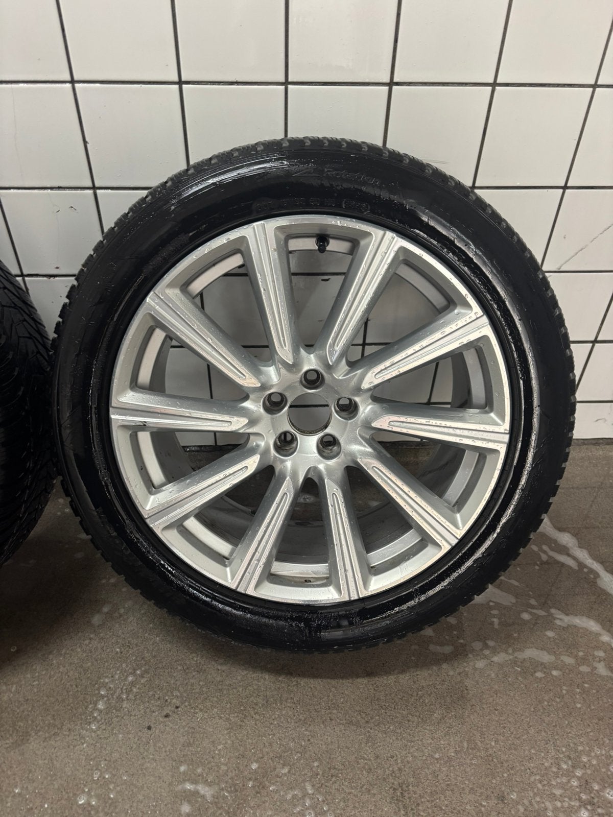 Originele Volvo XC90 Inscription velgen 20 inch winterbanden, Auto-onderdelen, Ophalen, 275 mm, Banden en Velgen, Winterbanden