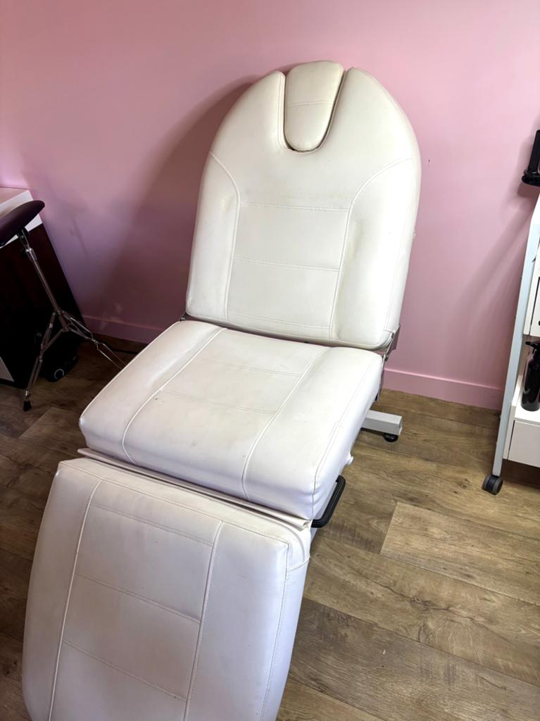 Behandelstoel en zadelkruk gratis afhalen, Ophalen, Gebruikt, Massagetafel