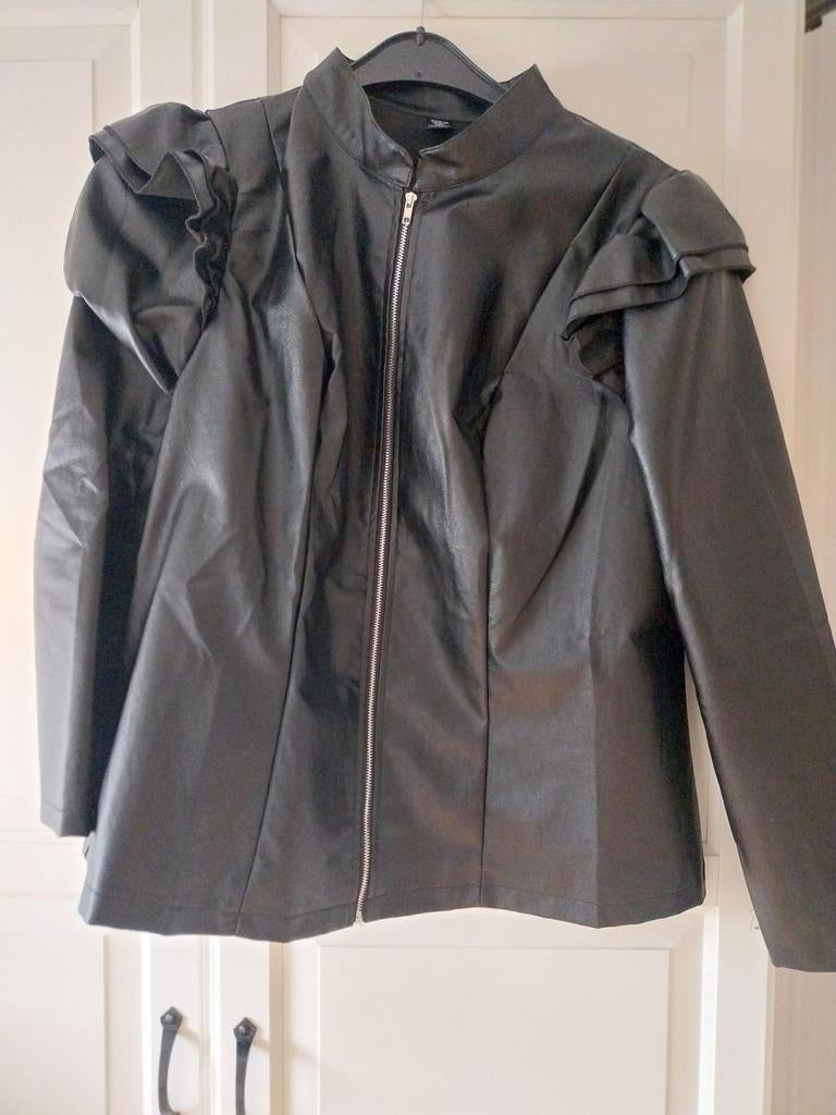 Stijlvol Zwart Lederlook Jasje met Ruches - Maat XL, Ophalen, Zo goed als nieuw, Maat 46/48 (XL) of groter, Zwart