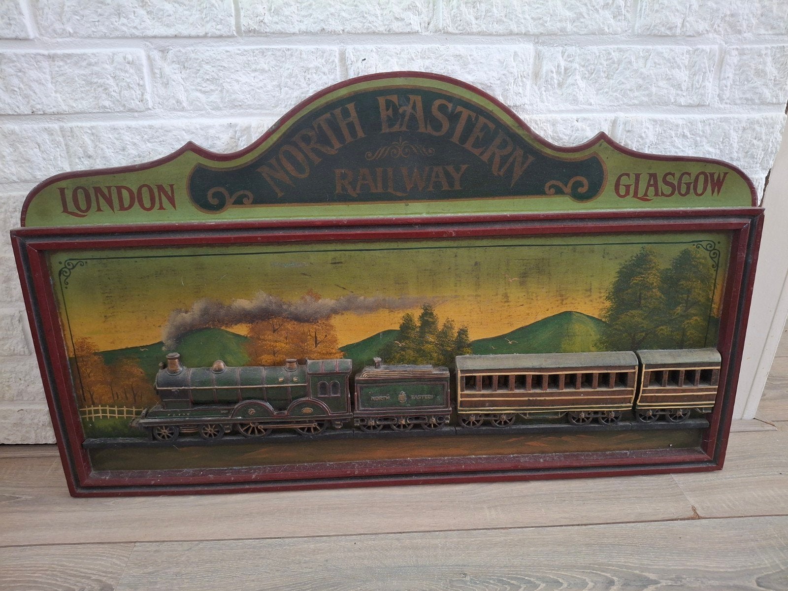 Vintage houten 3-D wanddecoratie 'North Eastern Railway', Antiek en Kunst, Ophalen