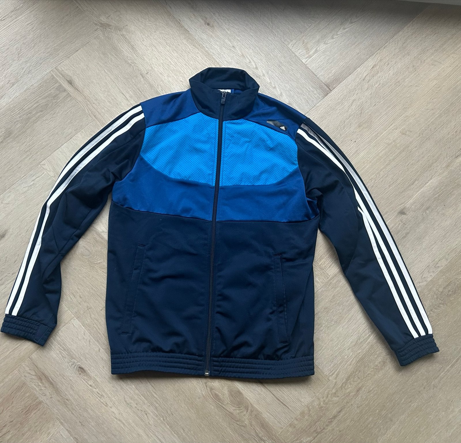Adidas trainingsjas maat 164 - Blauw met witte strepen, Ophalen of Verzenden, Gebruikt, Jongen of Meisje, Jas