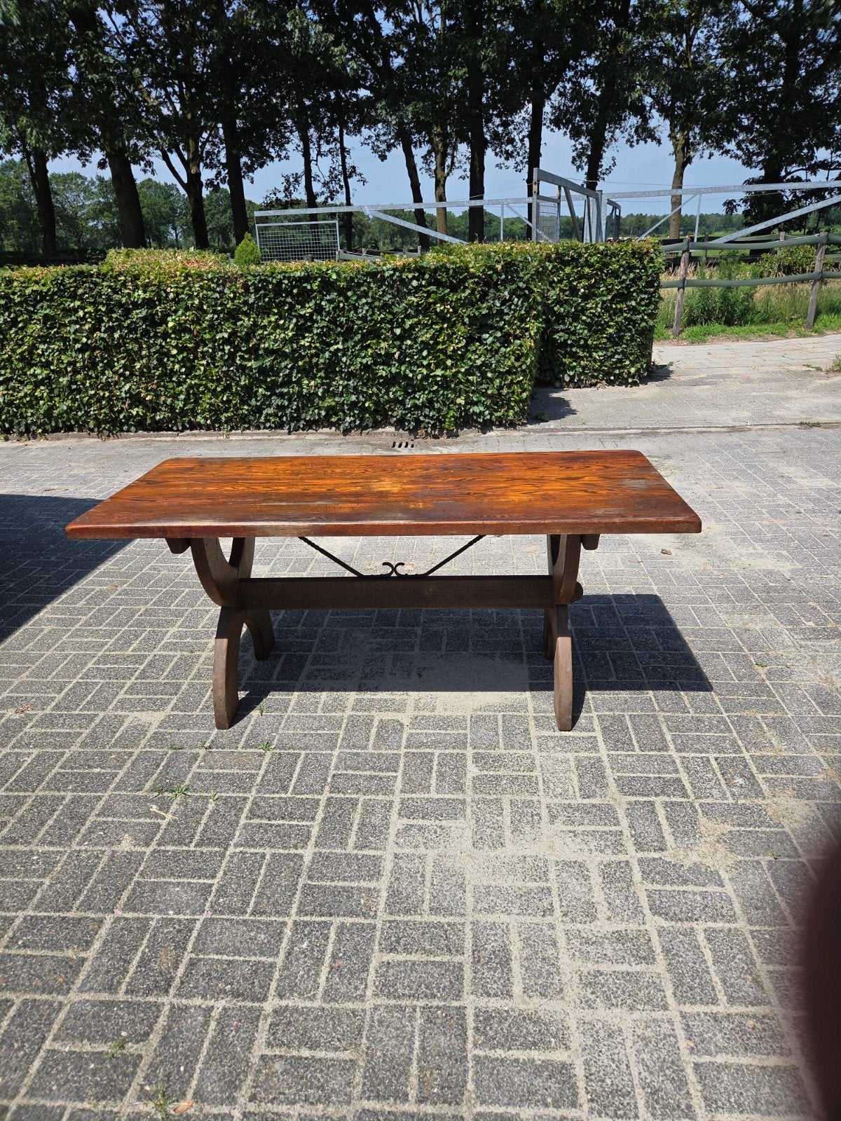 Robuuste houten tafel met smeedijzeren details, Ophalen