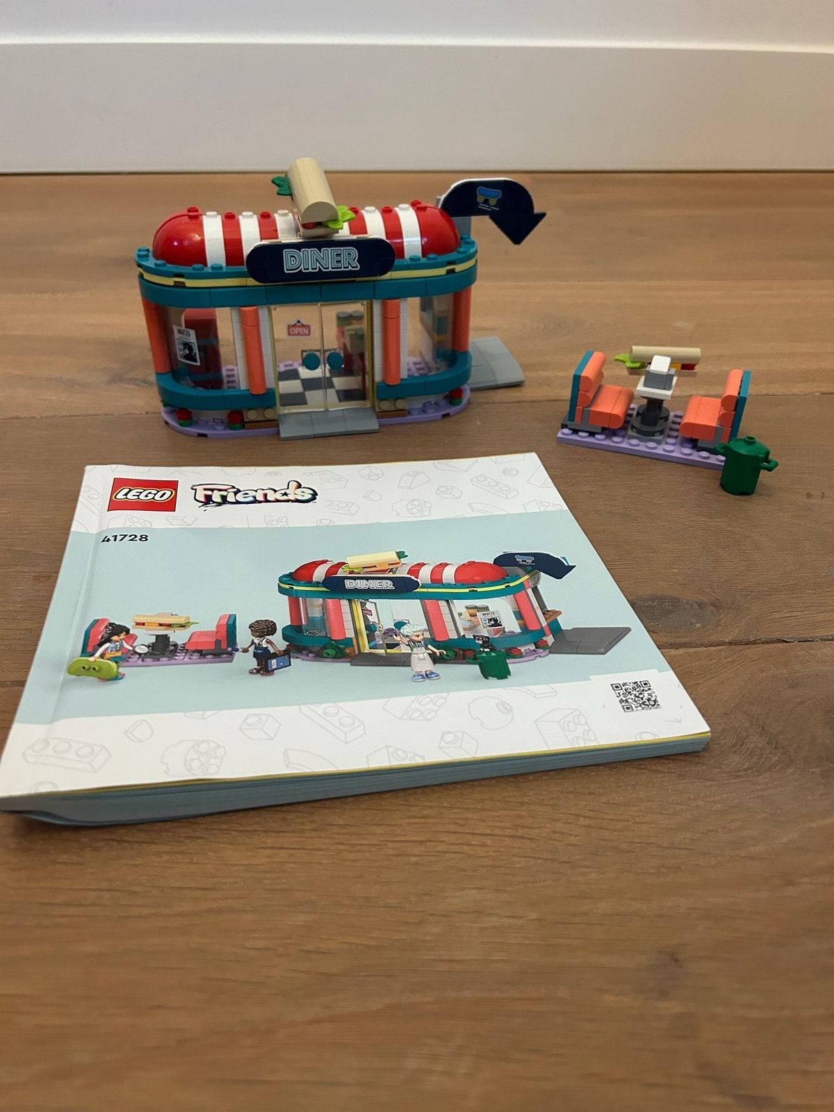LEGO Friends Heartlake Diner (41728) - compleet, Ophalen of Verzenden, Zo goed als nieuw