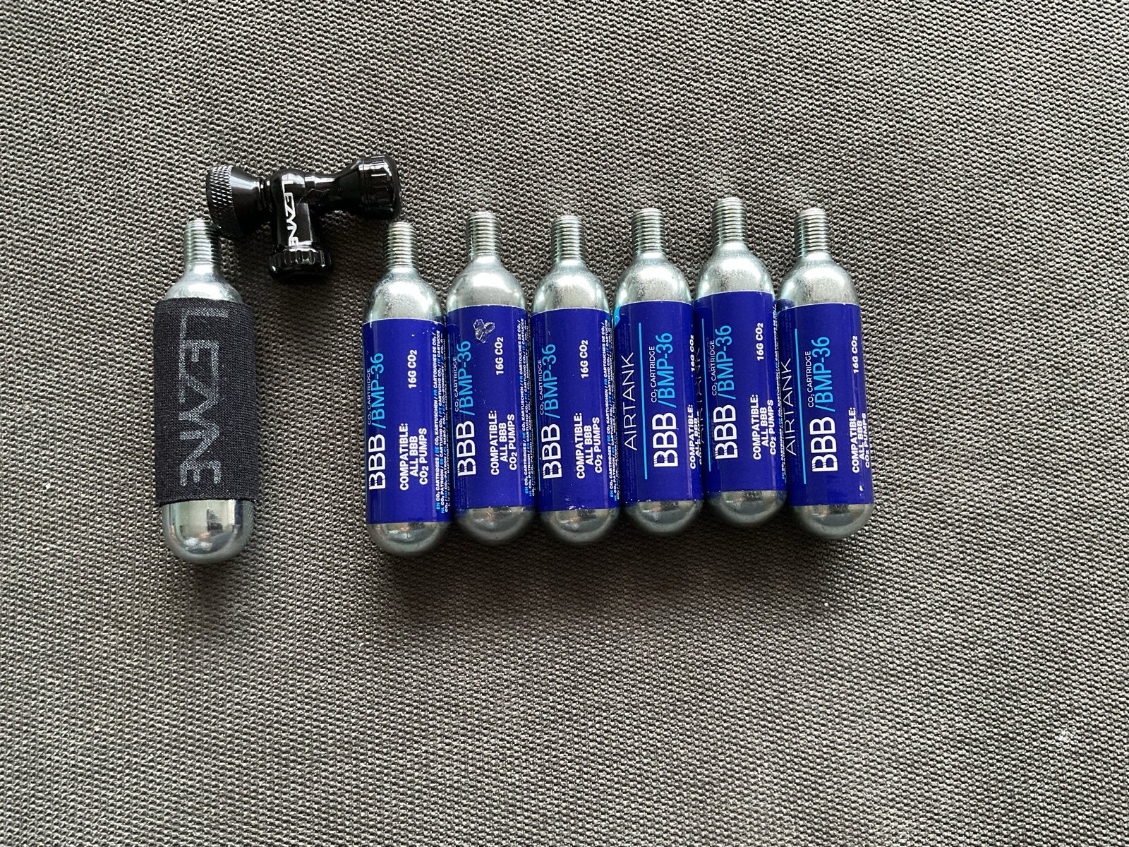 Lezyne CO2 pomp met 6 BBB 16g CO2 patronen, Ophalen of Verzenden, Zo goed als nieuw