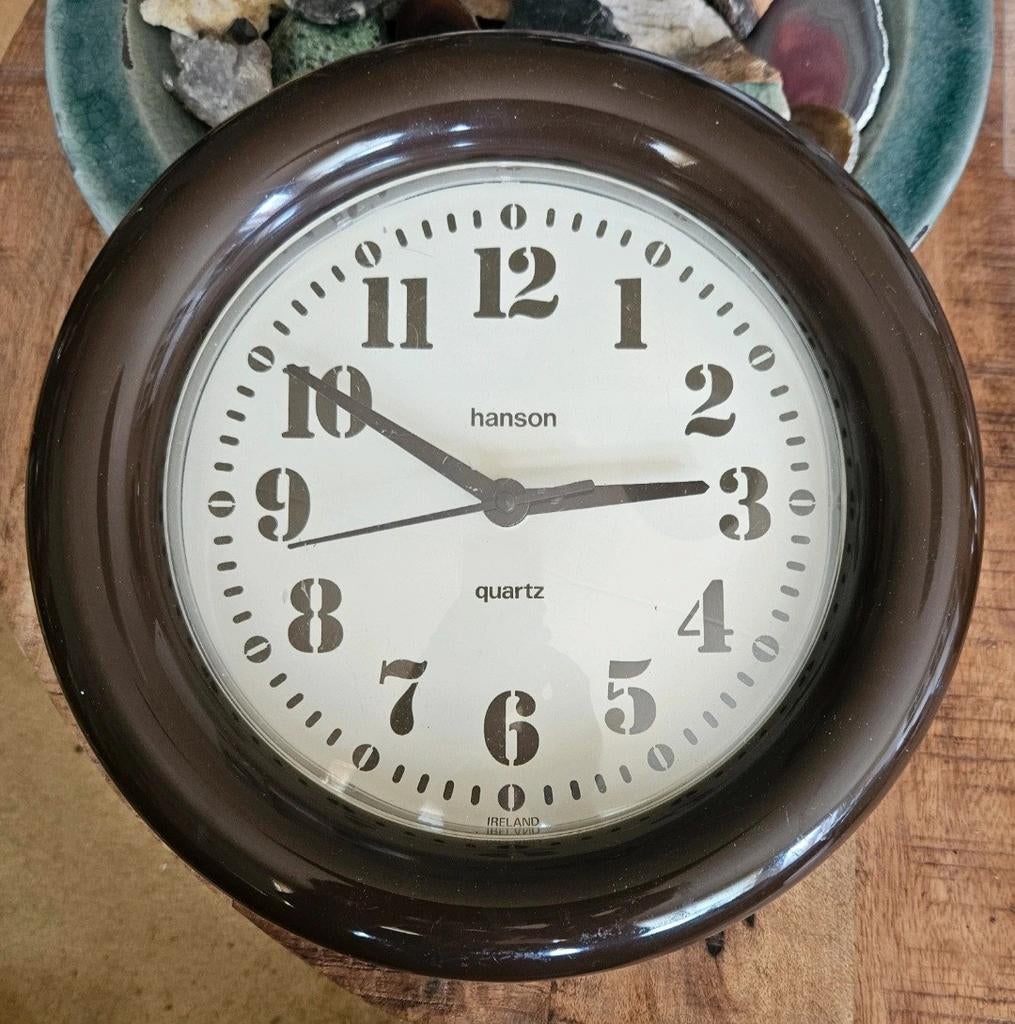 Hanson Quartz Wandklok - Bruin, Analoog, Ierland, Ophalen of Verzenden, Gebruikt, Analoog, Wandklok