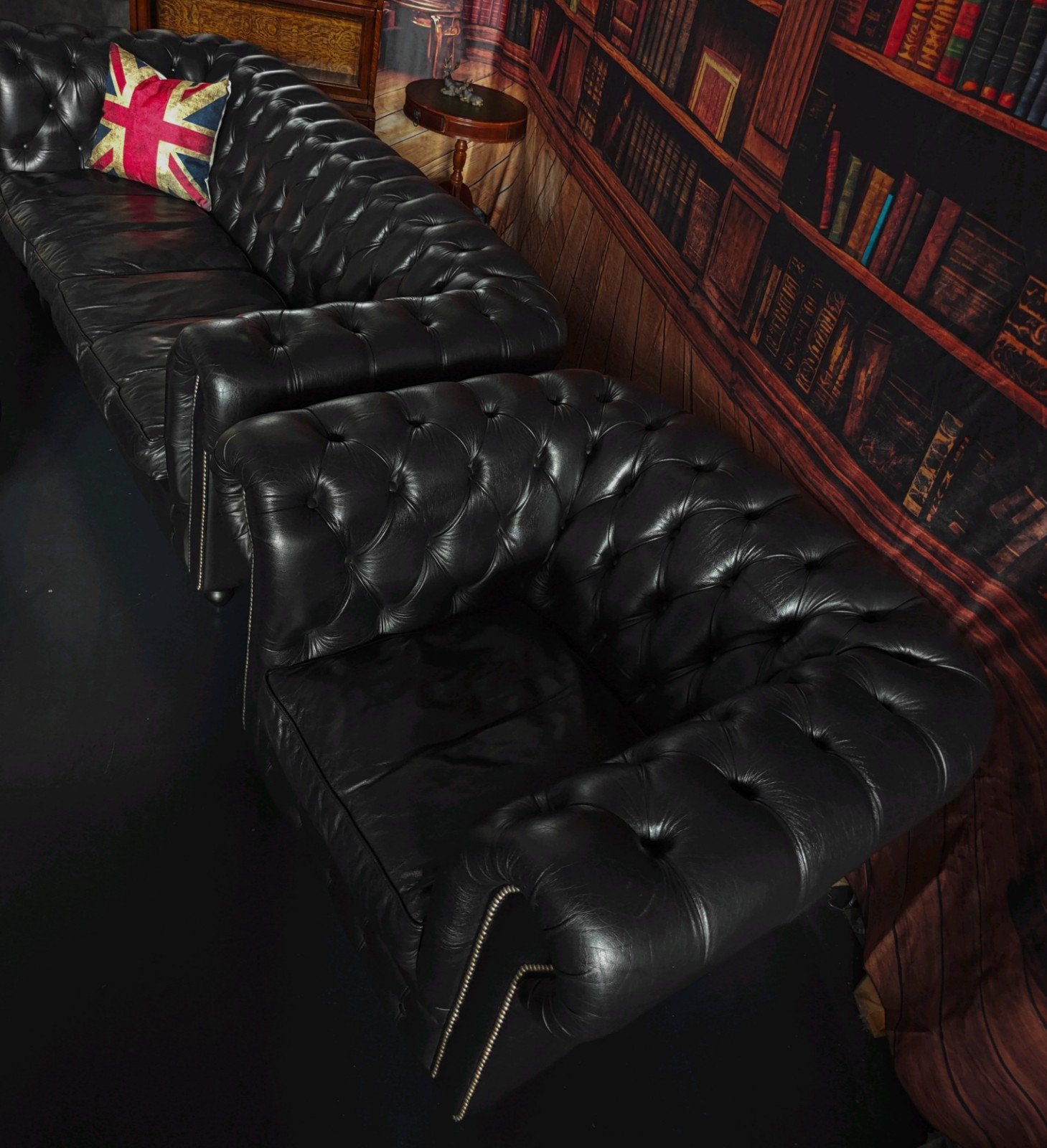 Complete Zwarte Chesterfield Set | 3-Zits, Fauteuil & Poef, Huis en Inrichting, Banken | Bankstellen, Bollenmarkt 14c Zwaagdijk Oost