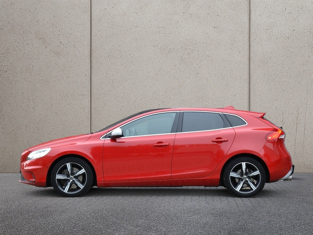 Volvo V40 1.5 T3 152PK Polar+ Sport Automaat | Panoramadak |, 4 cilinders, 700 kg, Leder en Stof, Origineel Nederlands