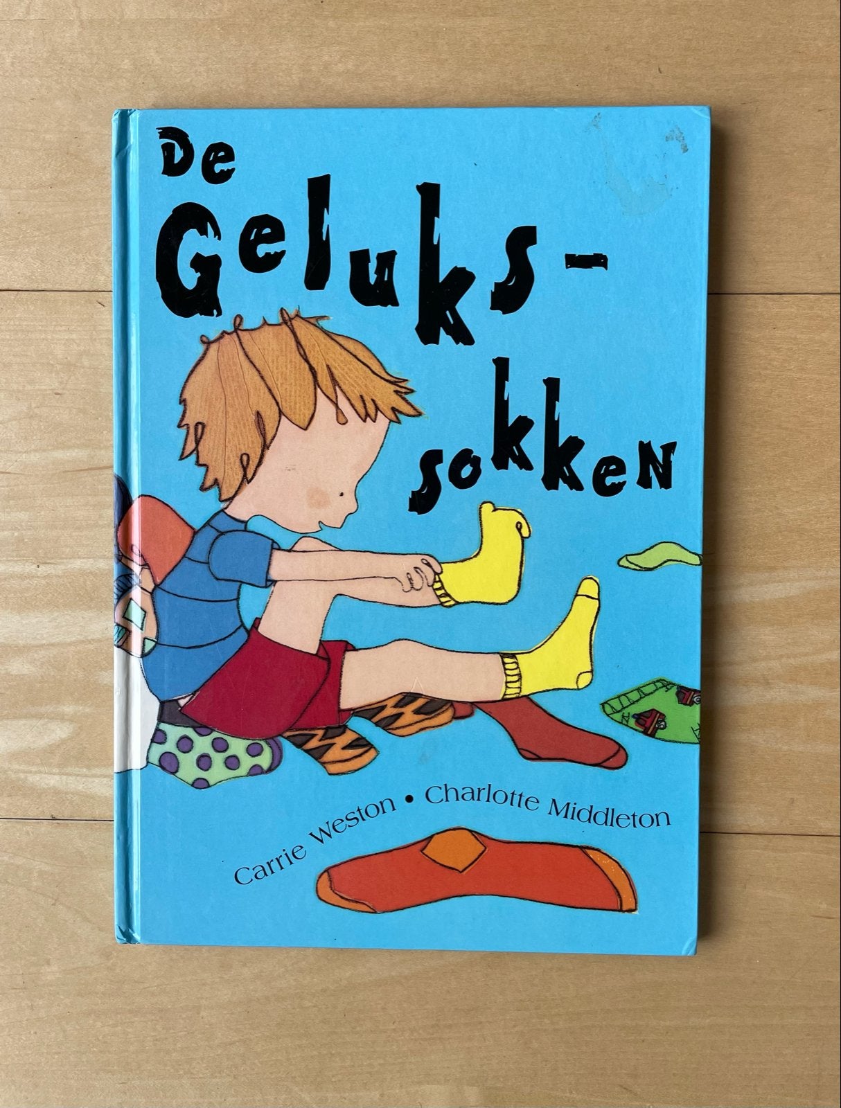 De Gelukssokken - Hardcover kinderboek Carrie Weston, Ophalen of Verzenden, Zo goed als nieuw, Fictie algemeen
