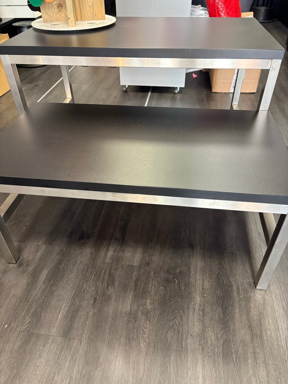 Set van 2 zwarte displaytafels met metalen frame, Ophalen of Verzenden