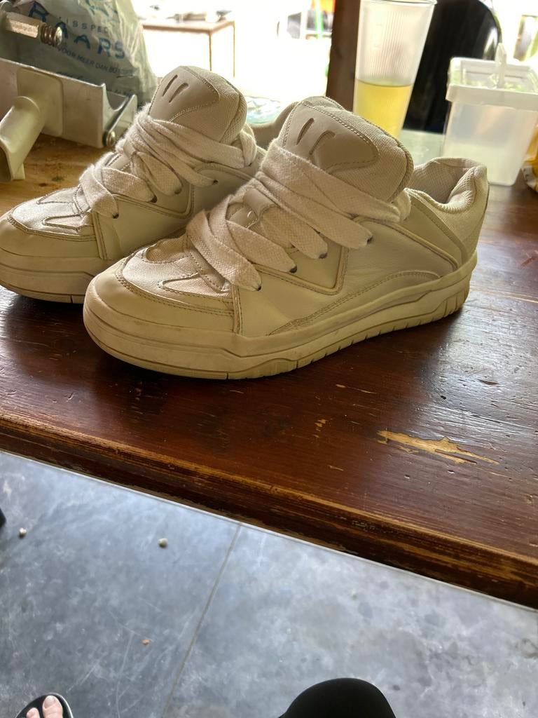 Witte sneakers - bershka 42, Kleding | Dames, Schoenen, Ophalen of Verzenden, Zo goed als nieuw, Wit, Sneakers of Gympen