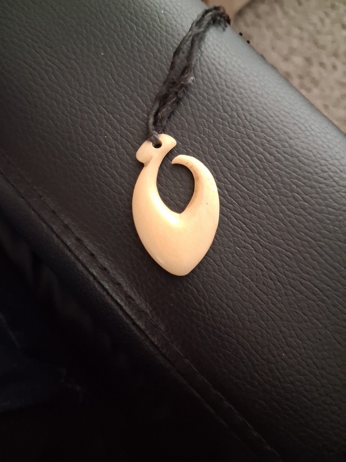 Dit is een traditionele Maori Hei Matau-hanger,, Overige materialen, Geel, Ophalen of Verzenden, Zo goed als nieuw