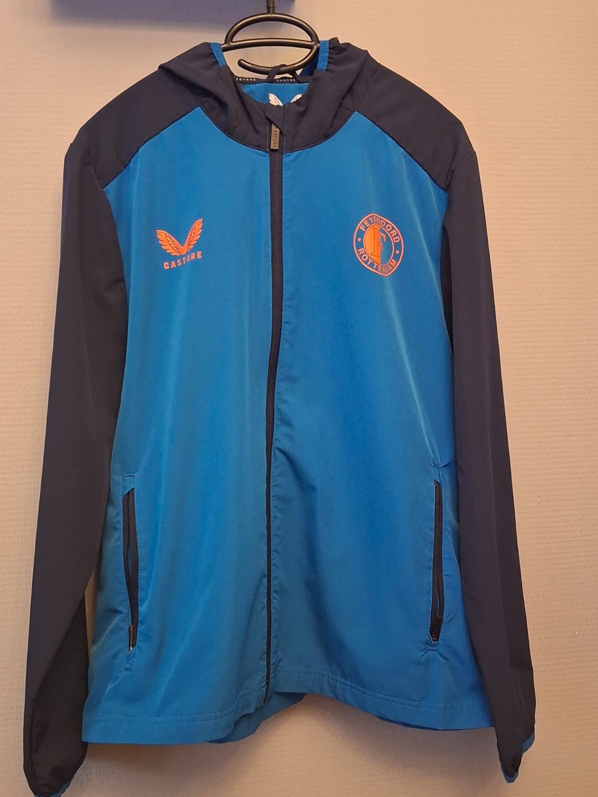 Castore Feyenoord Regenjas Maat M, Kleding | Heren, Jassen | Zomer, Zo goed als nieuw, Maat 48/50 (M), Blauw, Ophalen of Verzenden