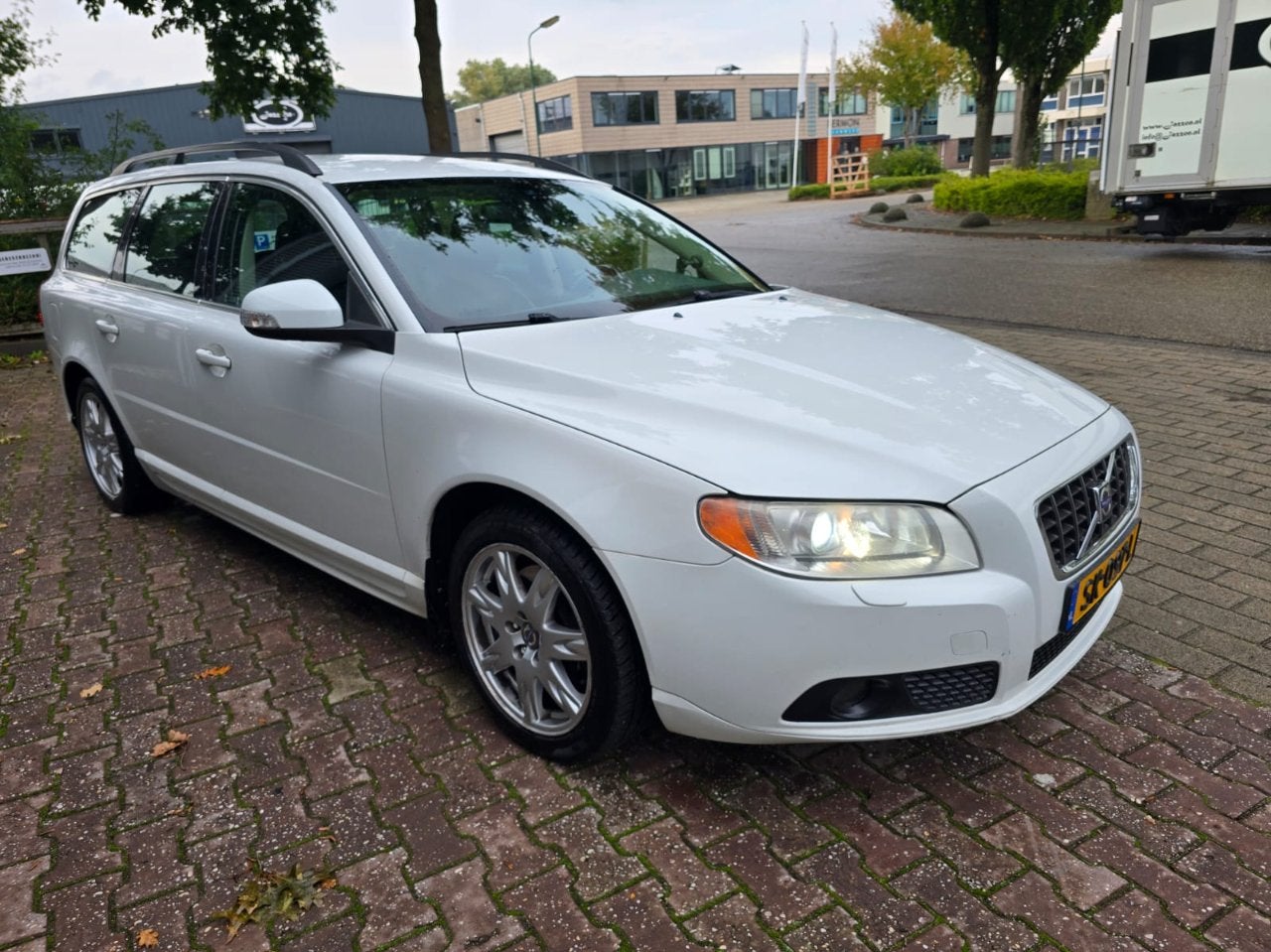 Volvo V70 2.5T Momentum (bj 2009, automaat), Auto's, Volvo, 1574 kg, 93 €/maand, 750 kg, 5 cilinders