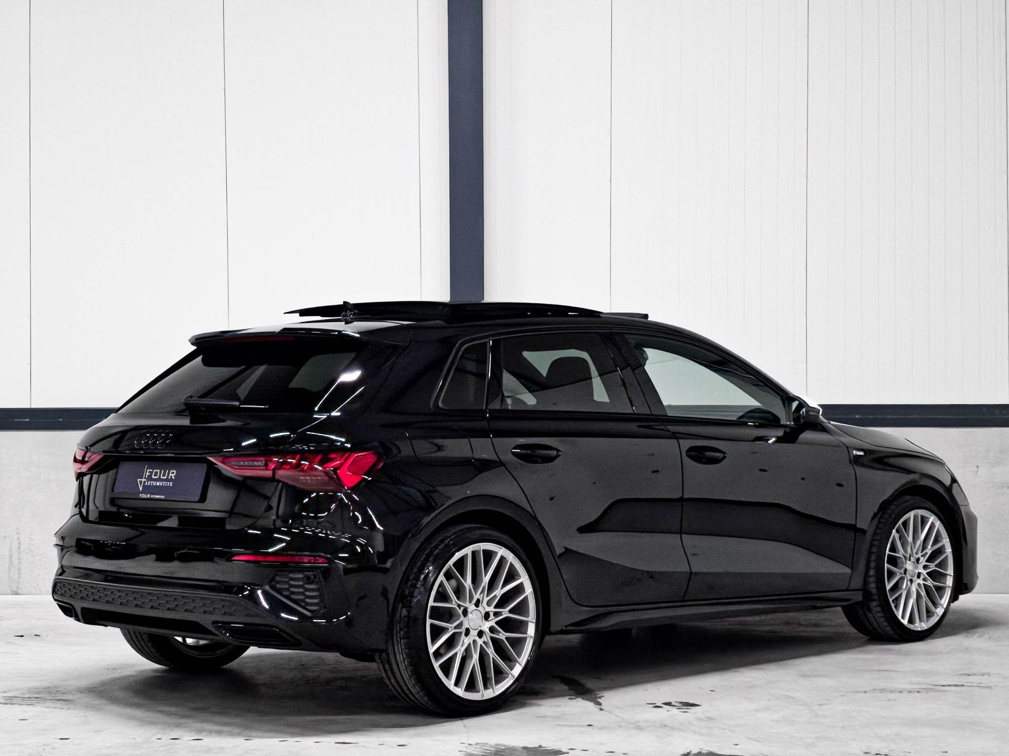 Foto 3 van Audi A3 Sportback 35 TFSI S edition | Panoramadak | RS Stoel