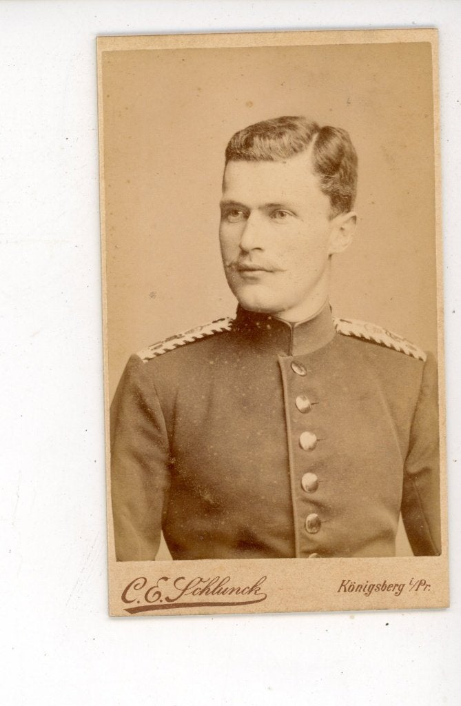 R77; CDV Foto: Man in Uniform - C.E. Schlunck, Königsberg, Foto, Ophalen of Verzenden, Zo goed als nieuw, Voor 1940