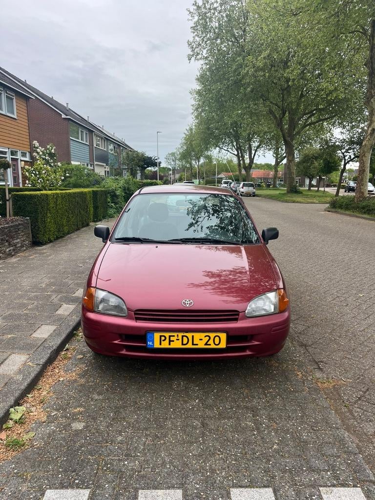 Toyota Starlet 1.3 16V 55KW 1996 Rood, Auto's, Stof, 4 cilinders, Starlet, 400 kg