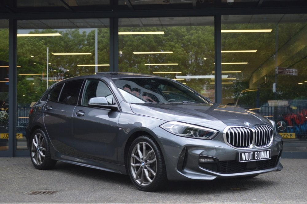 BMW 1-serie 118i M-Sport Led Panorama CarPlay Pdc (bj 2020), Gebruikt, 1295 kg, Leder en Stof, Bedrijf