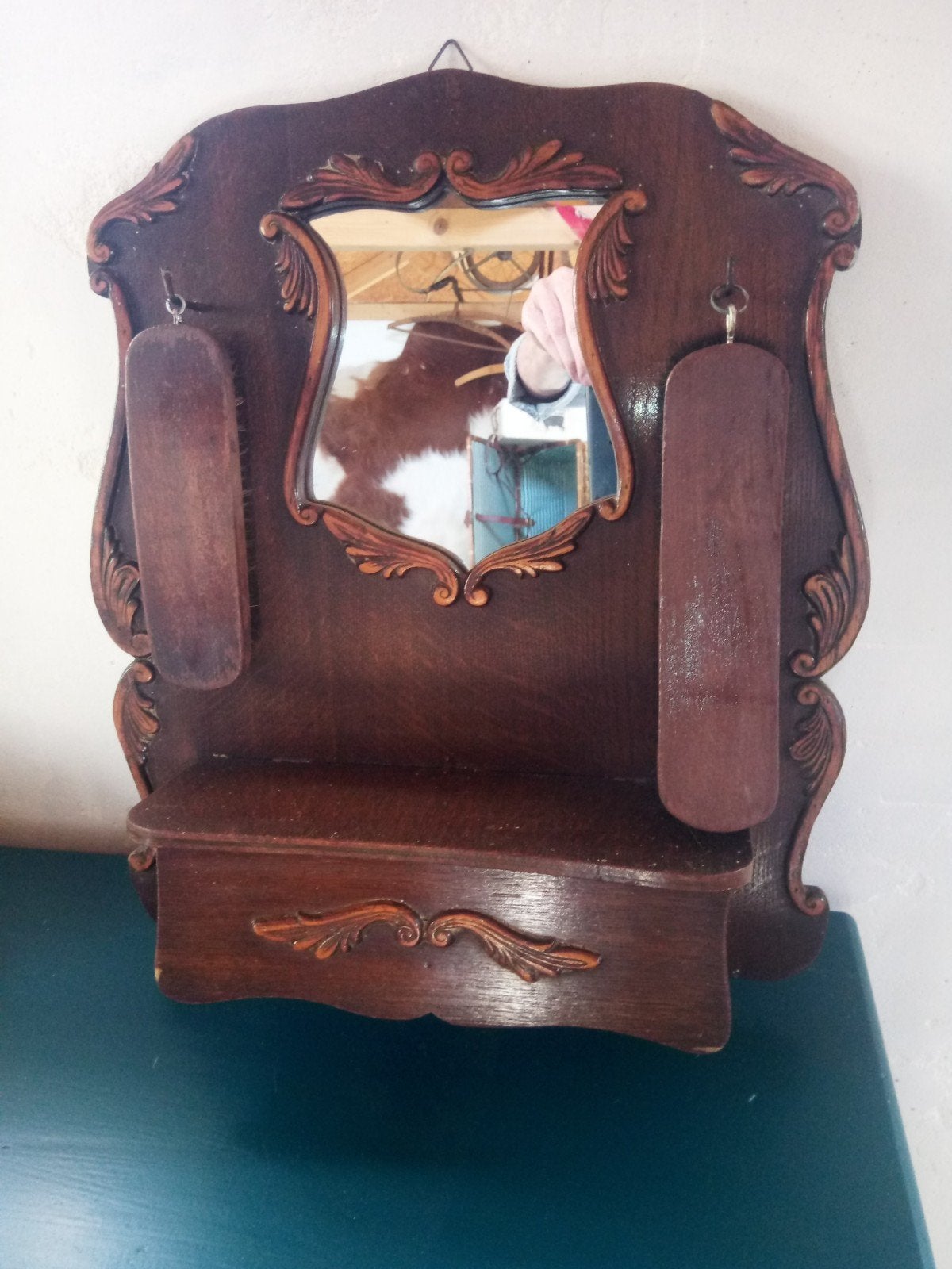 Antieke houten spiegel met borstels en kammen bakje, Antiek en Kunst, Ophalen of Verzenden