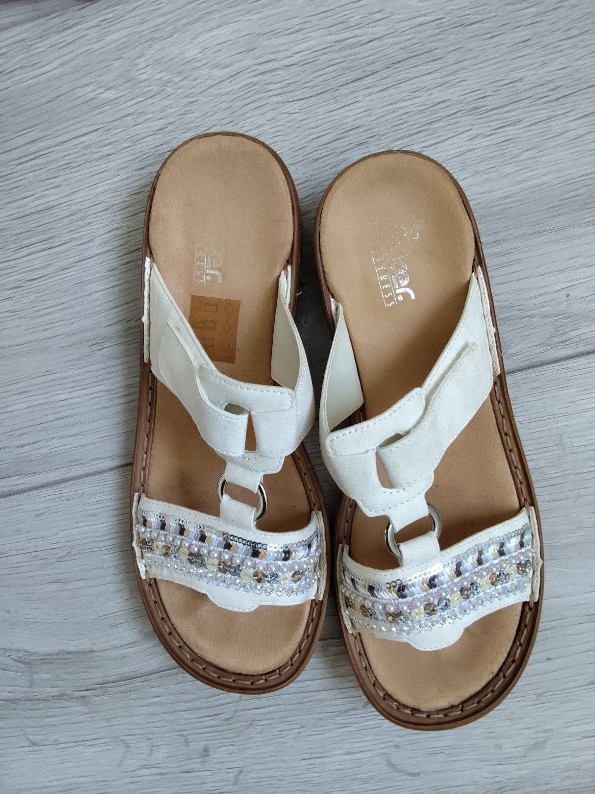 Slippers. Maat 39. Wit. Merk: Riekers, Slippers, Wit, Ophalen of Verzenden, Zo goed als nieuw