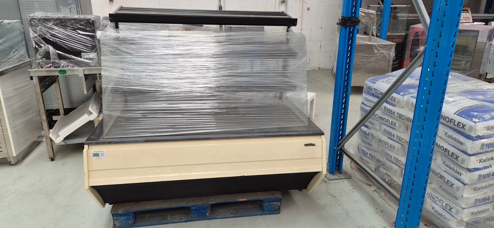 Nieuwe gekoelde vitrine,, 150 cm zonder motor, Ophalen
