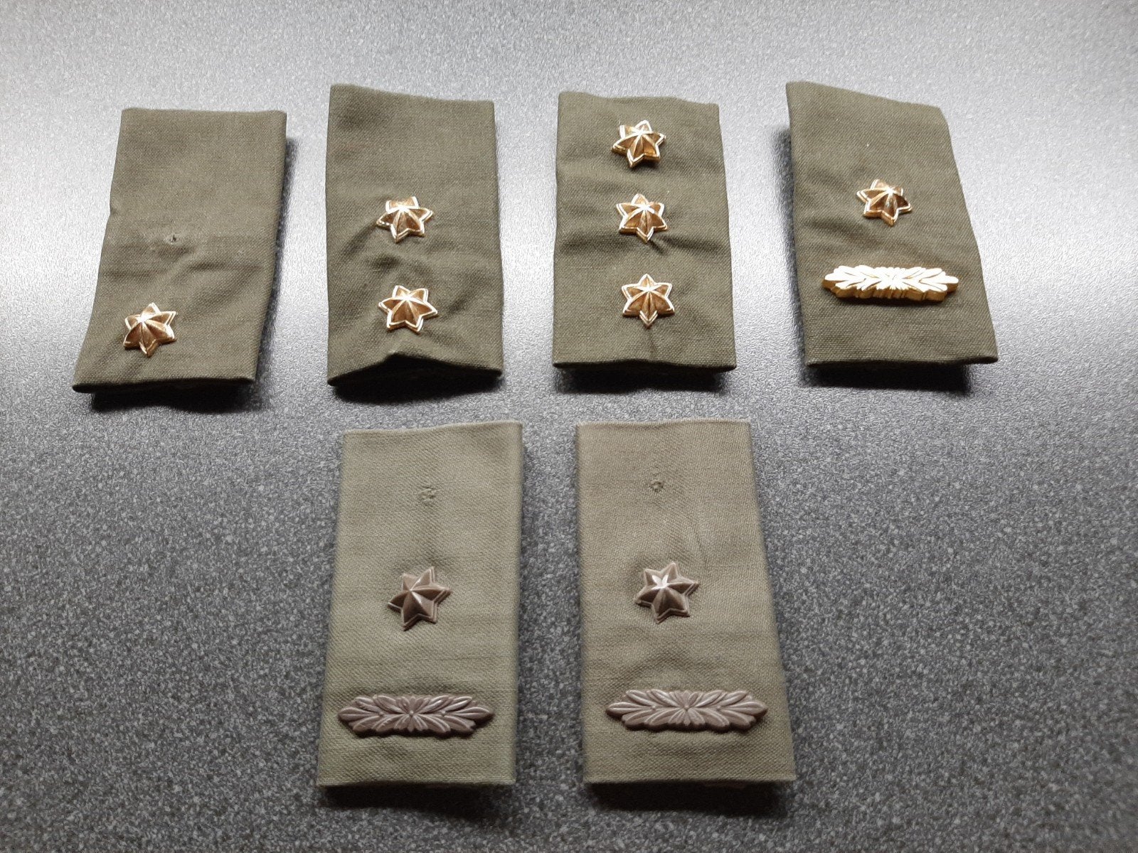 Schouder epauletten KL  - metaal en plastic/ bod va.15 Euro, Ophalen of Verzenden, Landmacht, Nederland, Embleem of Badge