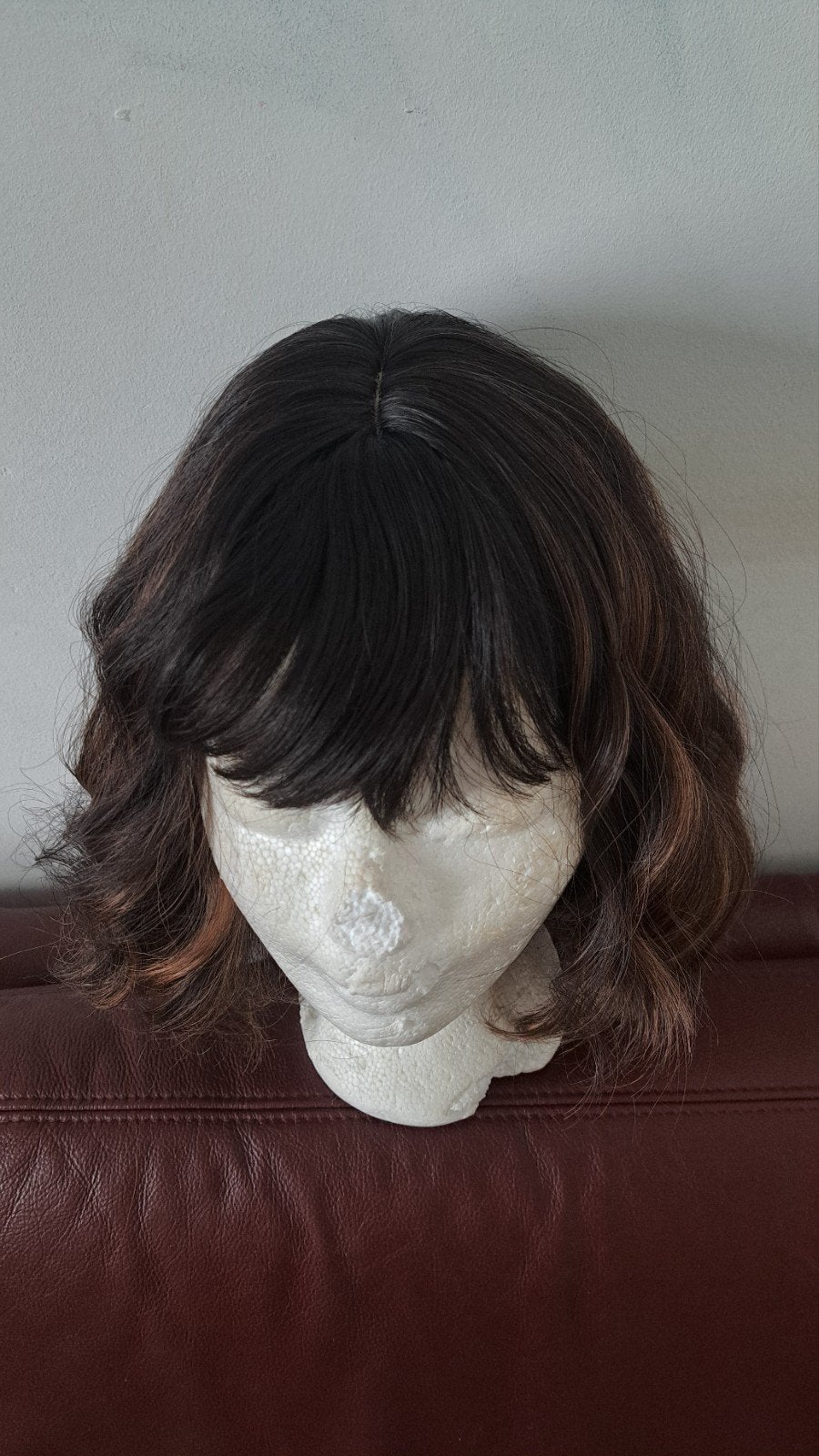 Korte pruik met golvend haar en highlights, Sieraden, Tassen en Uiterlijk, Uiterlijk | Haarverzorging, Ophalen of Verzenden, Zo goed als nieuw