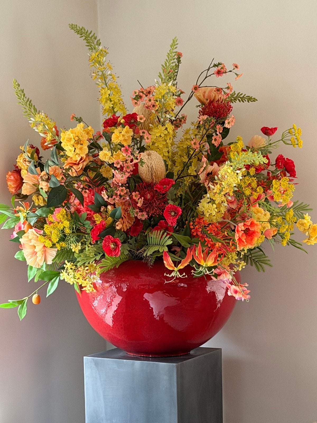 Grote rode vaas met kleurrijk zijden bloemstuk, Ophalen, Inclusief decoratie, Zo goed als nieuw, Steen/keramiek