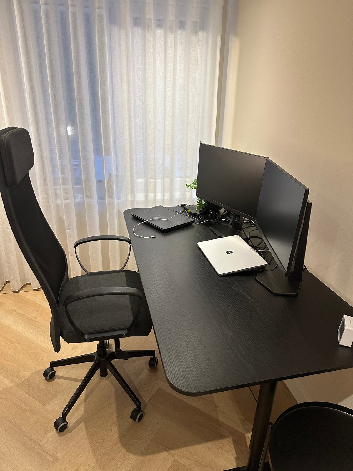 IKEA Markus bureaustoel en donkergrijs bureau 160x80, Ophalen, Demontabel, Gebruikt, Spaanplaat of MDF