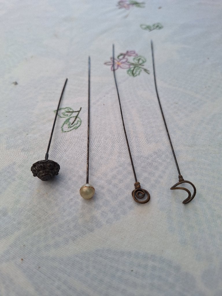 Hoedenspelden, set van 4, Zeeuwse knop verzilverd?, Antiek en Kunst, Ophalen of Verzenden, Dames, Onbekend/Vintage