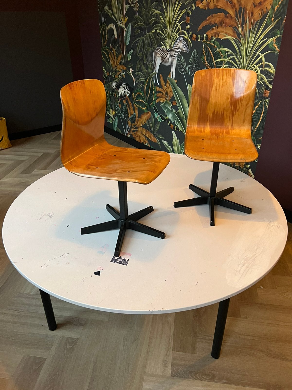 Grote ronde kleutertafel, knutseltafel, speeltafel, stoelen, Ophalen, Zo goed als nieuw, Rond, 100 tot 150 cm