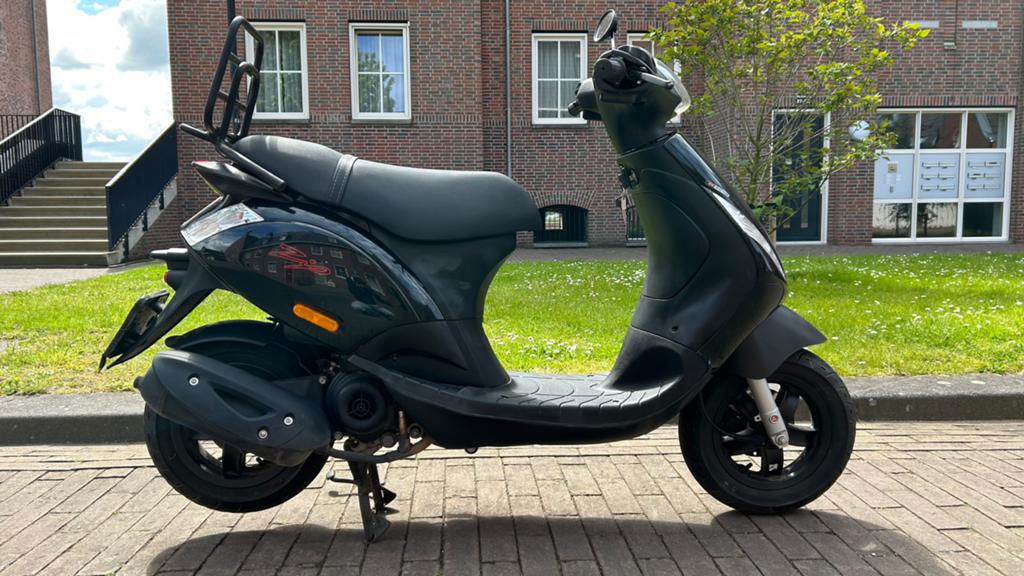 Piaggio zip 4T 2019, 3914km, Fietsen en Brommers, Scooters | Piaggio, Ophalen, Maximaal 45 km/u, Zip, Zo goed als nieuw