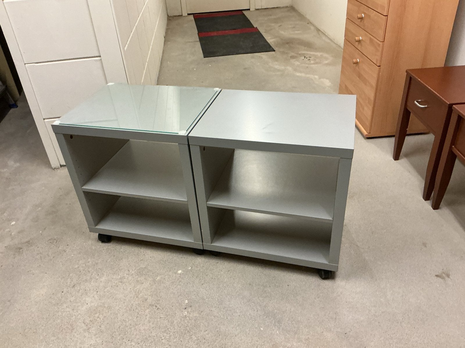 Twee grijze Ikea kastjes op wielen met glasplaat, Ophalen, Zo goed als nieuw