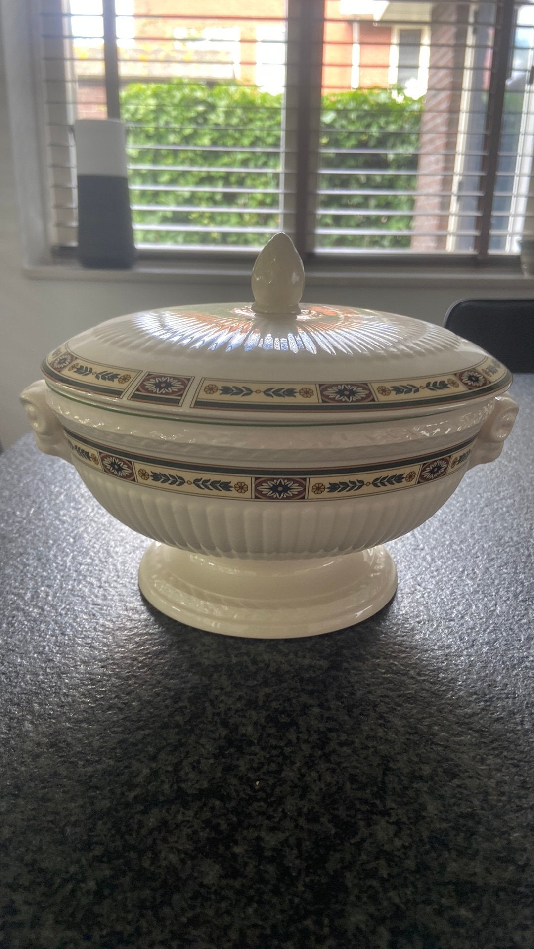 Serveerschaal met deksel Wedgewood Queen’s Carlton 1996, Antiek en Kunst, Ophalen