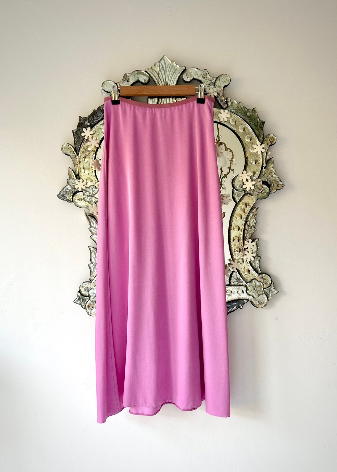 Vanilia midi rok Satijn viscose filament NIEUWSTAAT, Kleding | Dames, Ophalen of Verzenden, Zo goed als nieuw, Roze, Maat 34 (XS) of kleiner