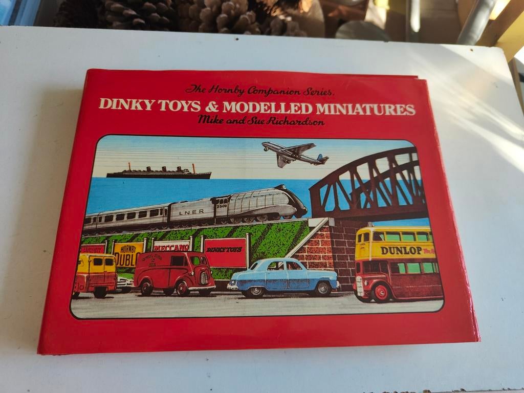 Dinky Toys & Modelled miniatures, Ophalen of Verzenden, Zo goed als nieuw, Mike and Sue Richardson