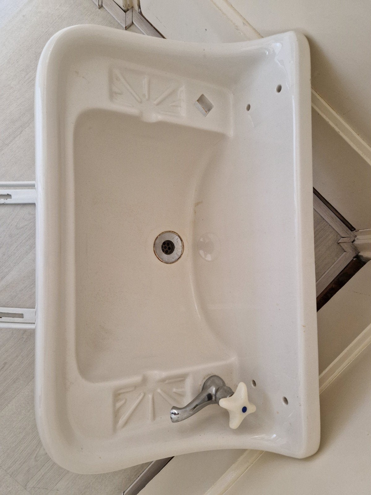 Witte vintage wastafel met kraan (incl. beugels), Ophalen, Wastafel
