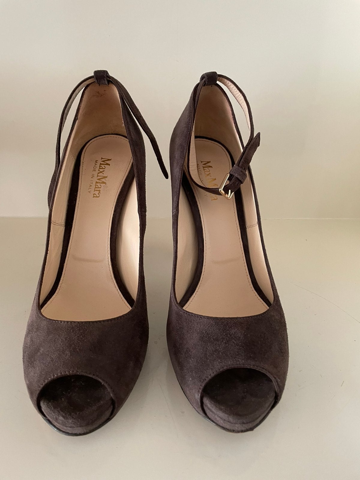 Max Mara pumps maat 40 bruin suede peeptoe sandalen hak, Pumps, Bruin, Ophalen of Verzenden, Zo goed als nieuw