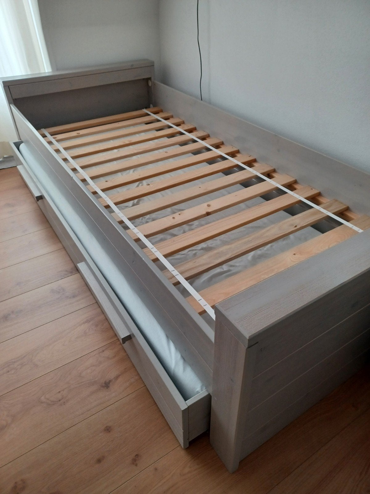 Twee maal Eenpersoonsbed met lades - Grijs hout, Ophalen, Gebruikt, 90 cm, Eenpersoons