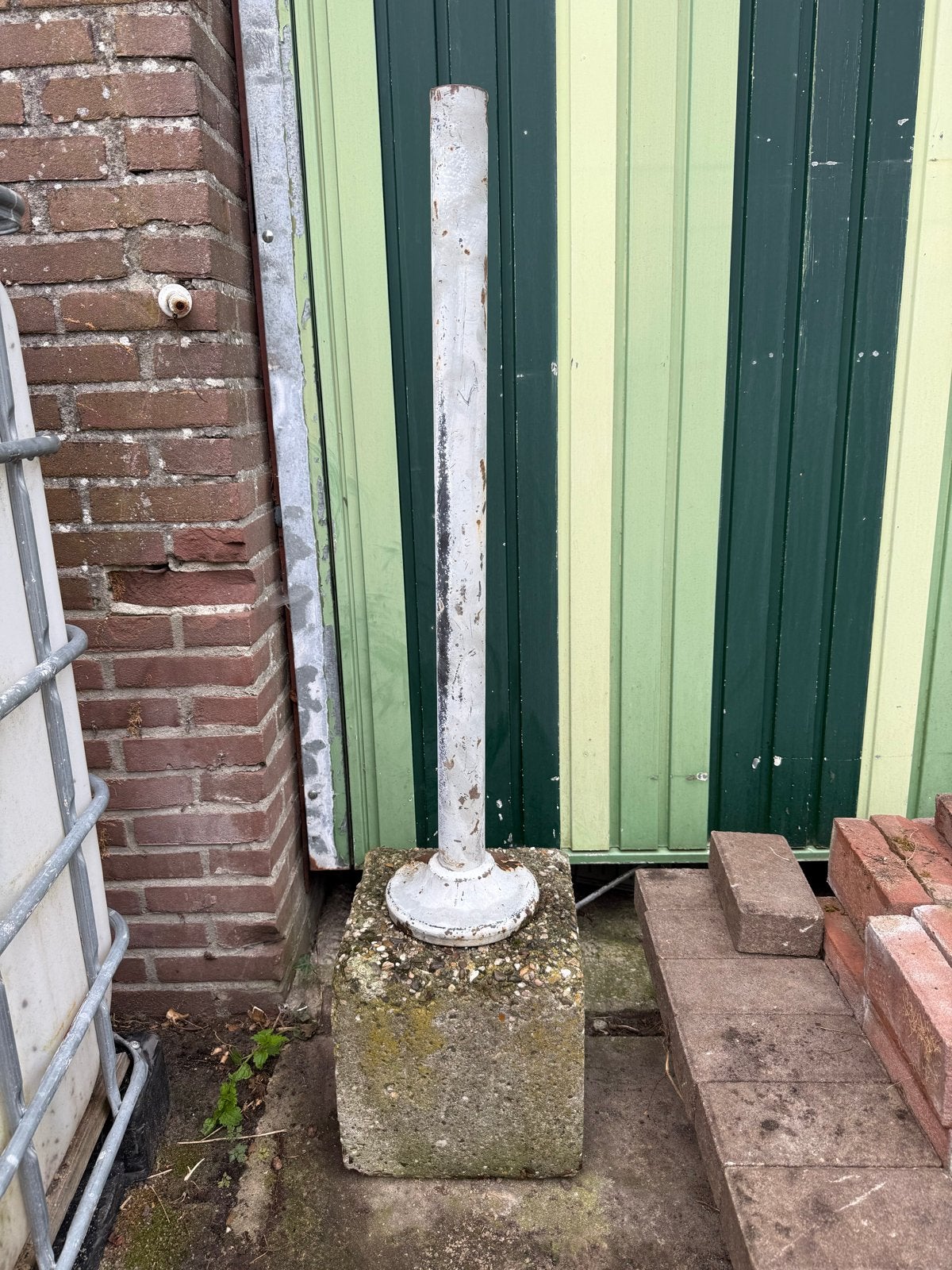 Paal met betonnen voet - ideaal voor hekwerk of constructie, Tuin en Terras, Tuinhekken en Hekwerk, Ophalen, Gebruikt, IJzer, Overige typen