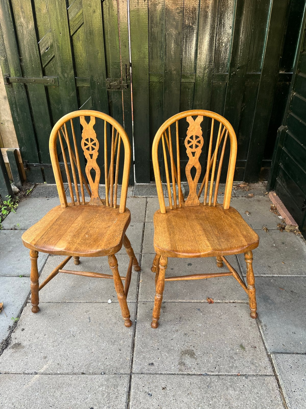Set van 2 massief eiken Windsor stoelen, Antiek en Kunst, Ophalen
