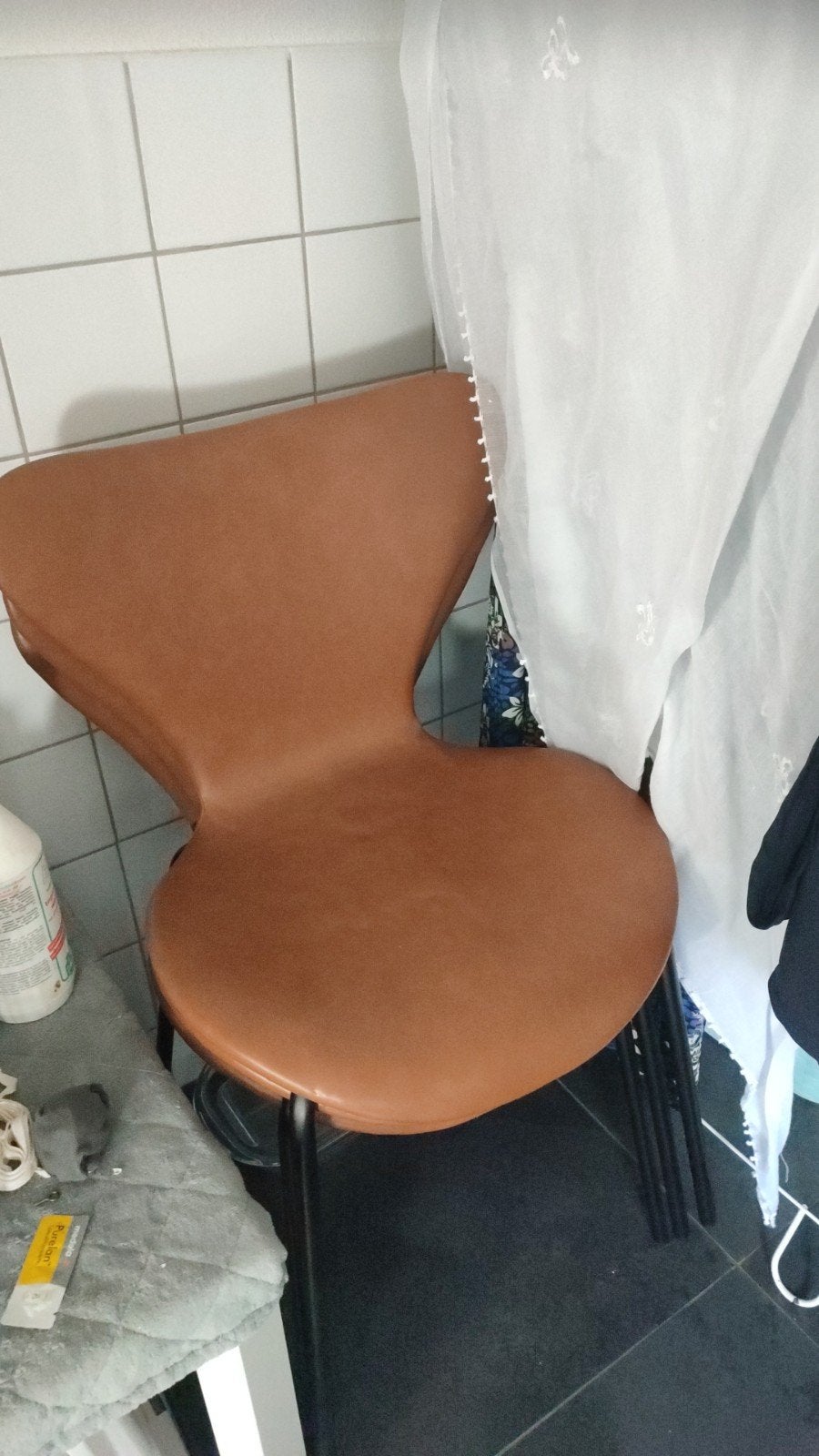 Te koop in Kampen: 3 stapelbare kunstleren stoelen bruin, Ophalen, Zo goed als nieuw, Bruin