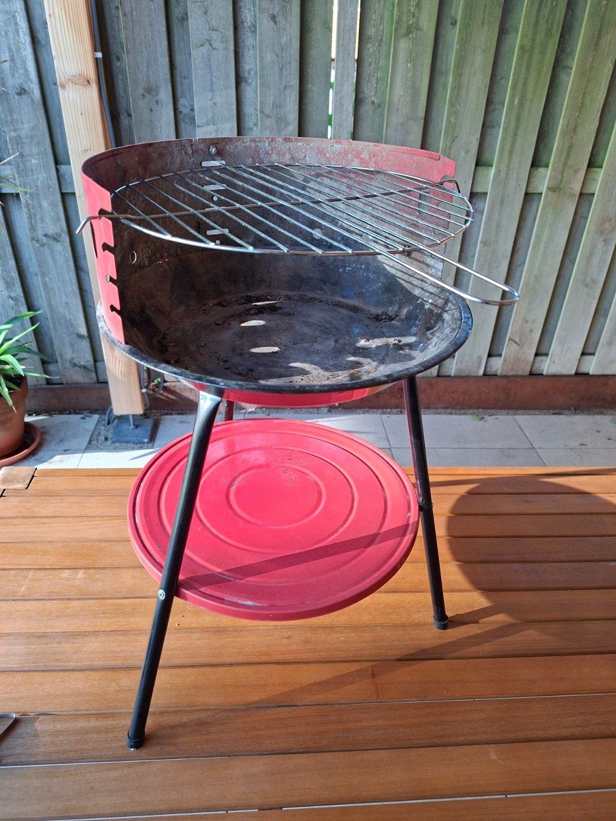 Gebruikte rode barbecue met standaard, Tuin en Terras, Ophalen, Gebruikt